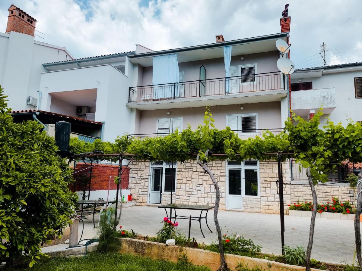 Retreat Apartments With Free Parking Pula Extérieur photo